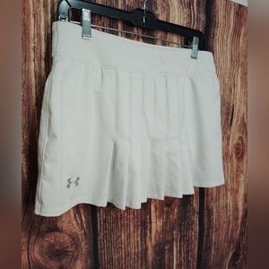 Under Armour White Pleated Skirt Size Medium In New Condition!